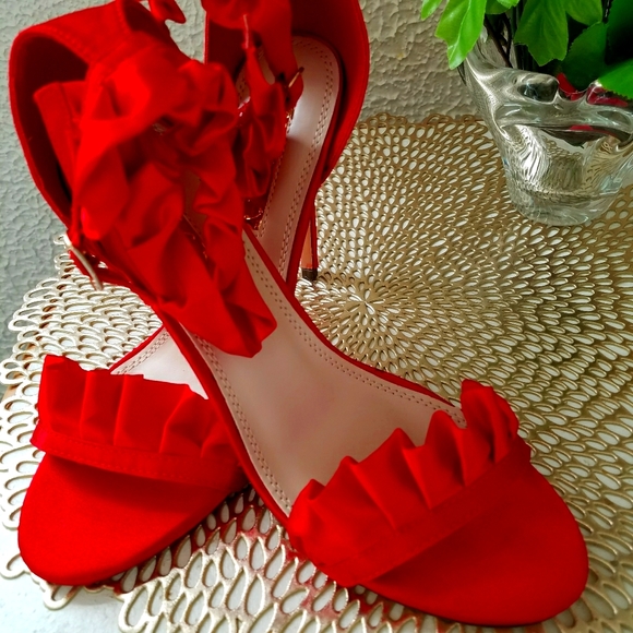 Elegant Red Ruffle Heels - Picture 4 of 6